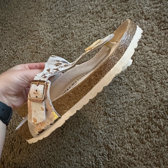 Birkenstock Gizeh Metallic Rose Gold Sandal, New In Box without tags - Picture 3 of 5